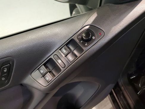 Used 2014 Volkswagen Tiguan S image 12