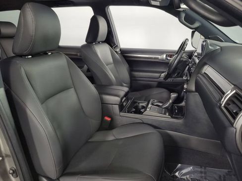 Used 2023 Lexus GX 460 Premium w/ Premium Package image 16