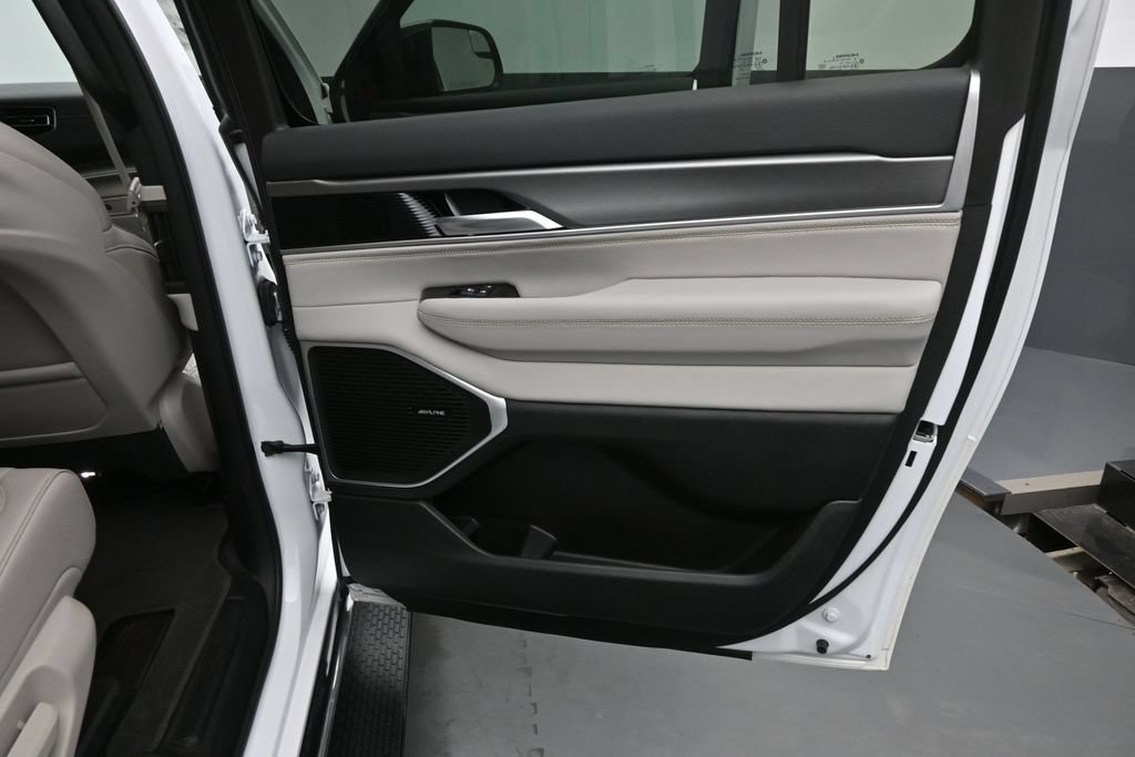 Used 2025 Jeep Wagoneer L 4WD image 17