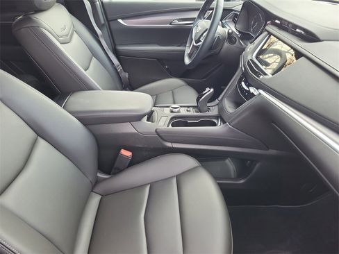 New 2025 Cadillac XT5 Luxury image 9