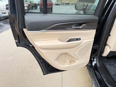 Used 2023 Jeep Grand Cherokee Limited AWD/4WD image 18