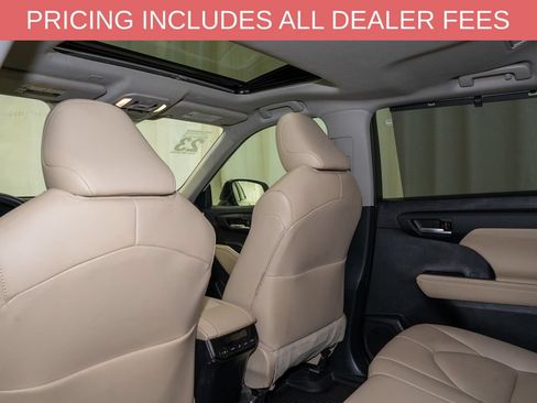 Used 2023 Toyota Highlander XLE FWD image 11