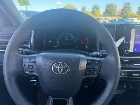 Used 2025 Toyota Camry LE image 32