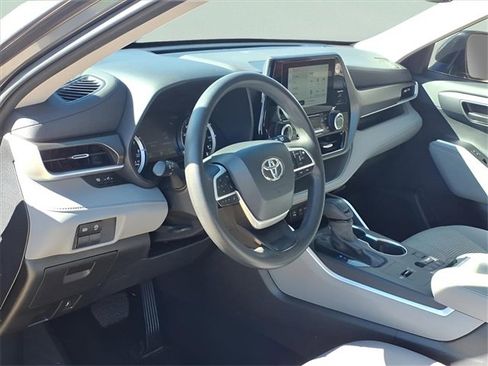 Used 2023 Toyota Highlander L image 8