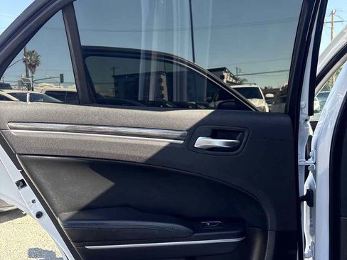 Used 2019 Chrysler 300 Touring image 8
