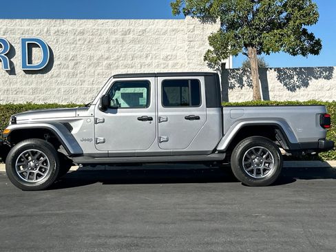 Used 2020 Jeep Gladiator Overland image 7