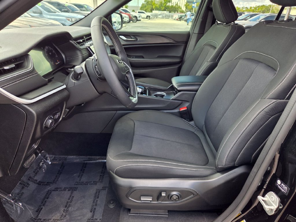 Used 2025 Jeep Grand Cherokee Laredo RWD image 4
