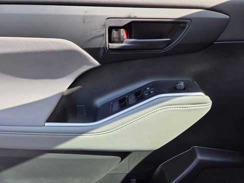 Used 2022 Toyota Highlander LE image 34