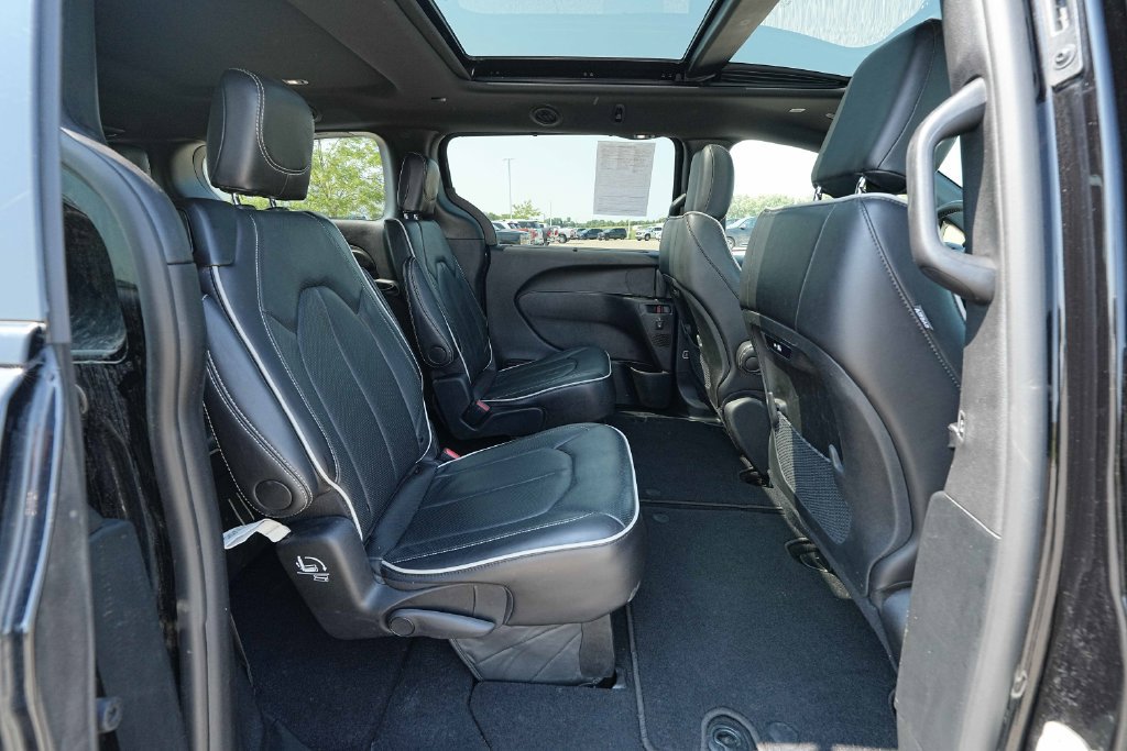 Used 2025 Chrysler Pacifica Limited FWD image 24