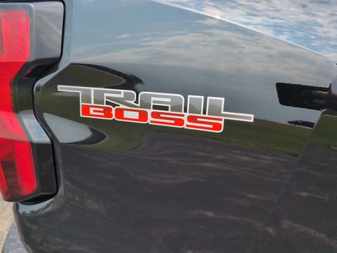 Used 2024 Chevrolet Colorado Trail Boss w/ LPO, Dark Essentials Package AWD/4WD image 30