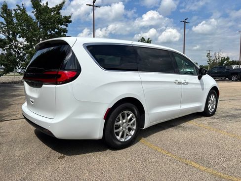 Used 2026 Chrysler Pacifica Select FWD image 6