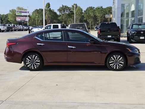 Used 2025 Nissan Altima 2.5 SV FWD image 8