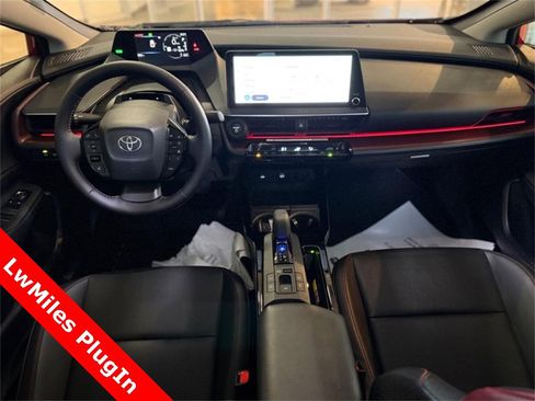 Used 2025 Toyota Prius Plug-In Hybrid image 12
