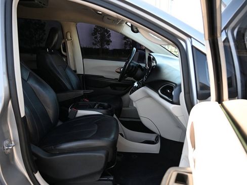 Used 2019 Chrysler Pacifica Touring-L FWD image 27