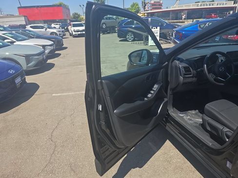 Used 2024 Nissan Rogue S AWD/4WD image 10