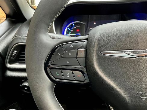 Used 2022 Chrysler Pacifica Limited w/ Uconnect Theater Family Group image 10