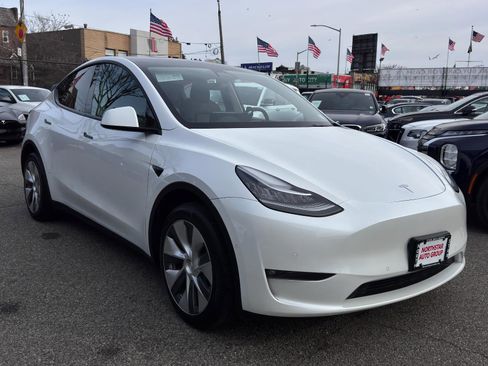 Used 2021 Tesla Model Y Long Range image 3