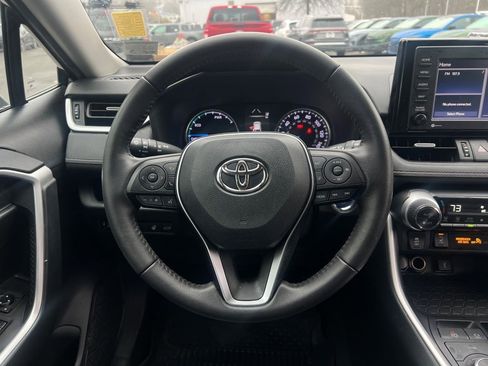 Used 2021 Toyota RAV4 XLE Premium image 19