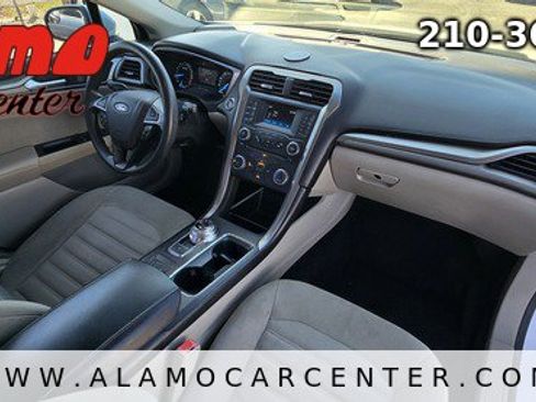 Used 2017 Ford Fusion SE image 16