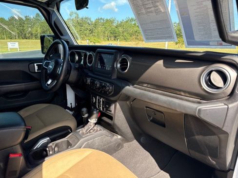 Used 2018 Jeep Wrangler Unlimited Sahara AWD/4WD image 10