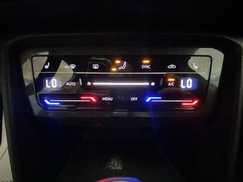 Used 2022 Volkswagen Tiguan SE AWD/4WD image 18