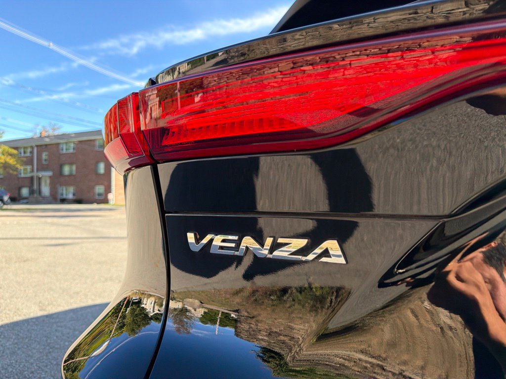 Used 2023 Toyota Venza LE AWD/4WD image 11