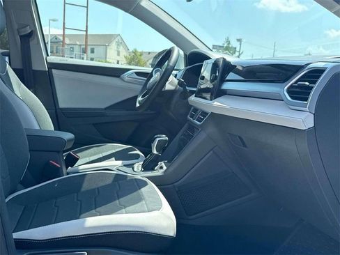 New 2025 Volkswagen Taos SE FWD image 13