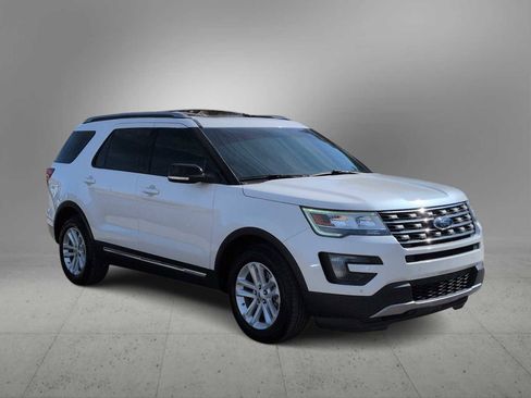 Used 2016 Ford Explorer XLT w/ Equipment Group 202A image 2