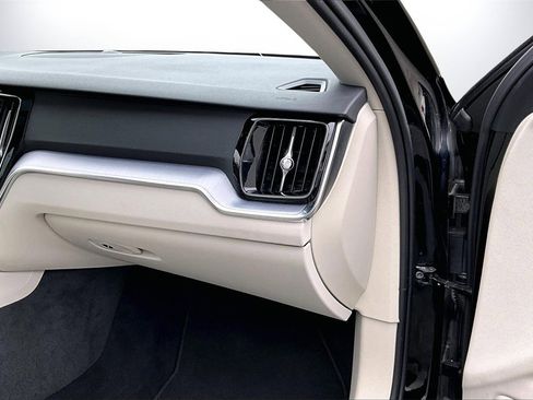 Used 2020 Volvo S60 T5 Momentum image 20