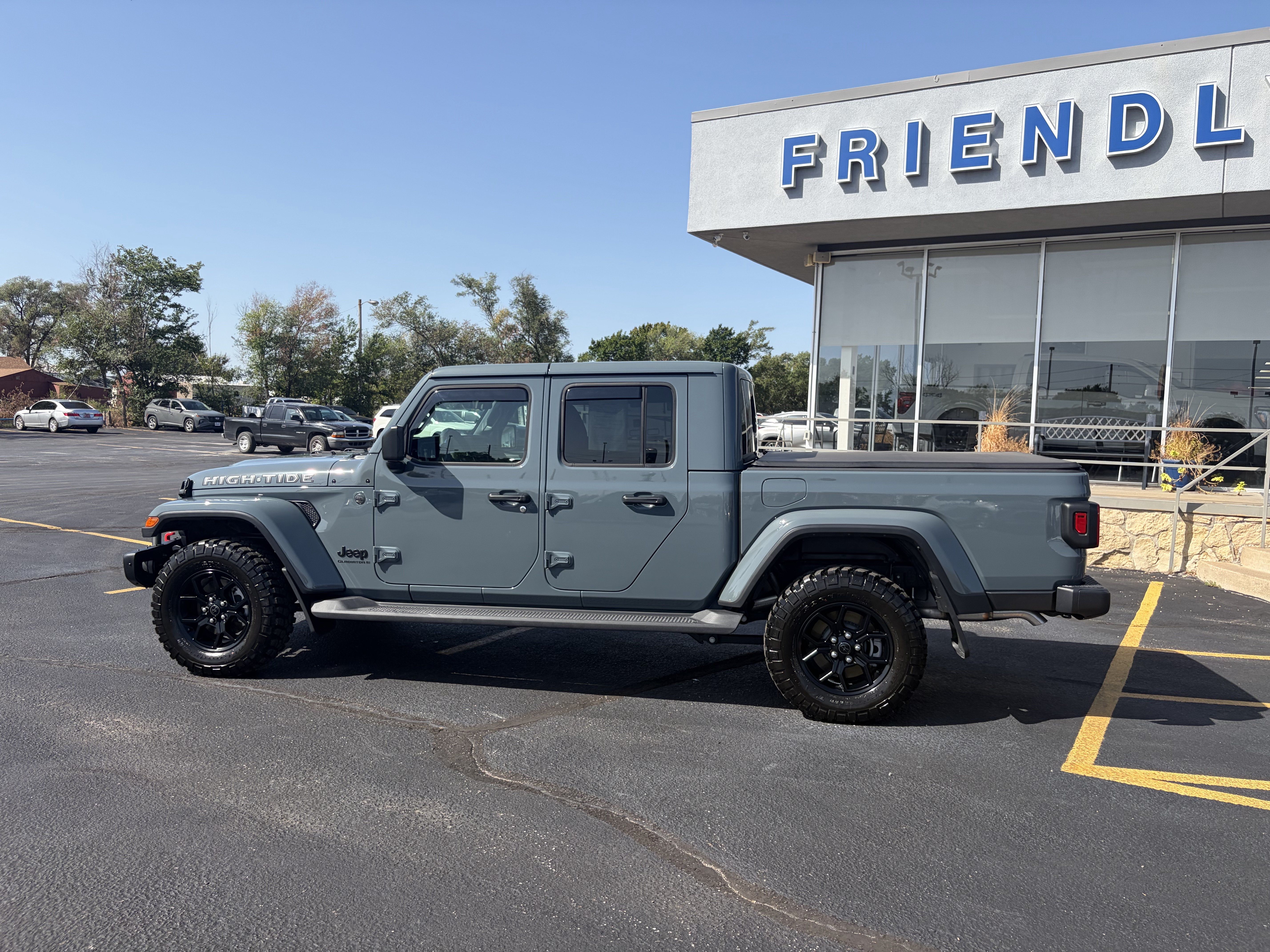Used 2025 Jeep Gladiator Sport AWD/4WD image 2