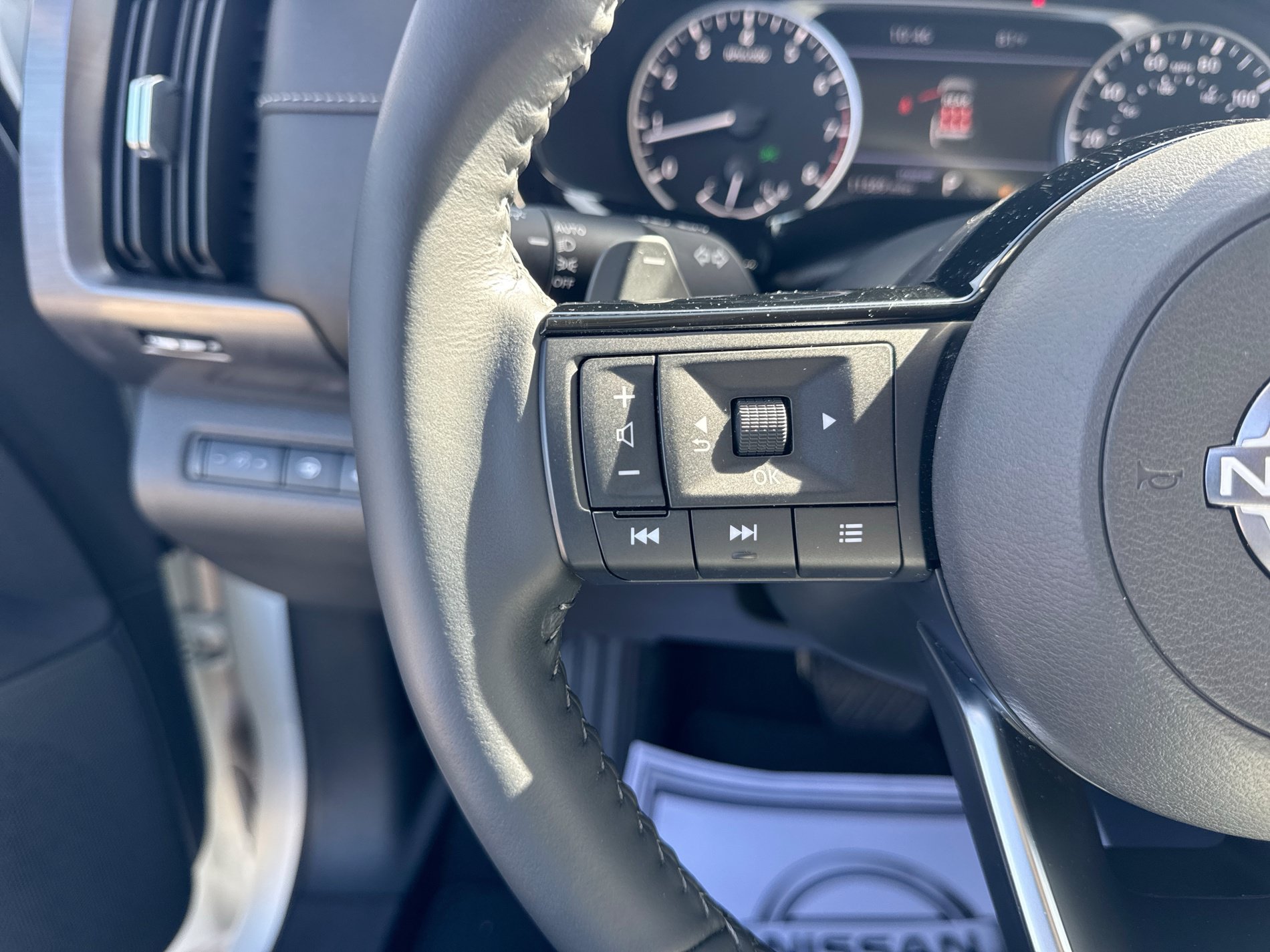 Certified 2024 Nissan Pathfinder SL FWD image 25