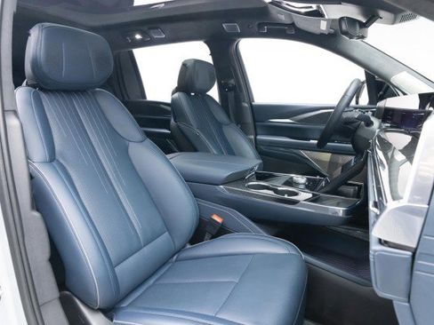 Used 2025 Cadillac Escalade IQ Luxury 2 image 4