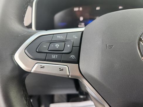 Certified 2025 Volkswagen Taos SE image 15
