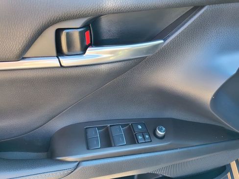 Used 2022 Toyota Camry XLE image 12