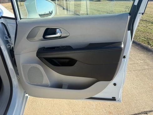 Used 2022 Chrysler Pacifica Touring-L image 18