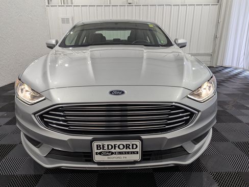Used 2017 Ford Fusion SE w/ Fusion SE Technology Package FWD image 4