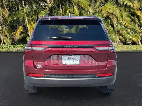 Used 2024 Jeep Grand Cherokee Altitude AWD/4WD image 7
