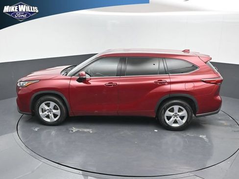 Used 2020 Toyota Highlander LE FWD image 12