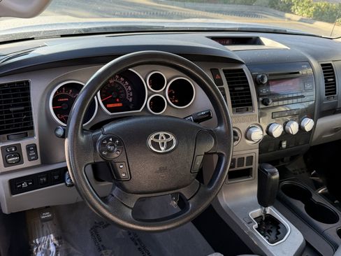 Used 2010 Toyota Tundra 4x4 CrewMax image 12