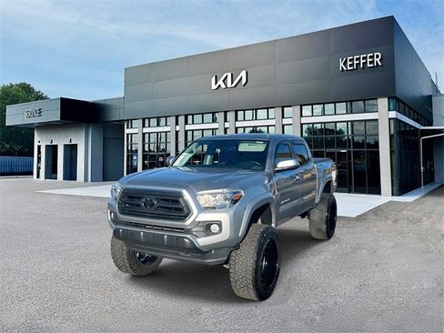 Used 2022 Toyota Tacoma TRD Sport image 1
