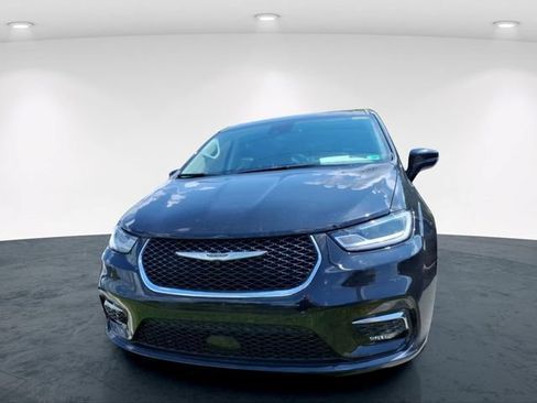 Used 2024 Chrysler Pacifica Touring-L w/ Uconnect Theater Family Group AWD/4WD image 3