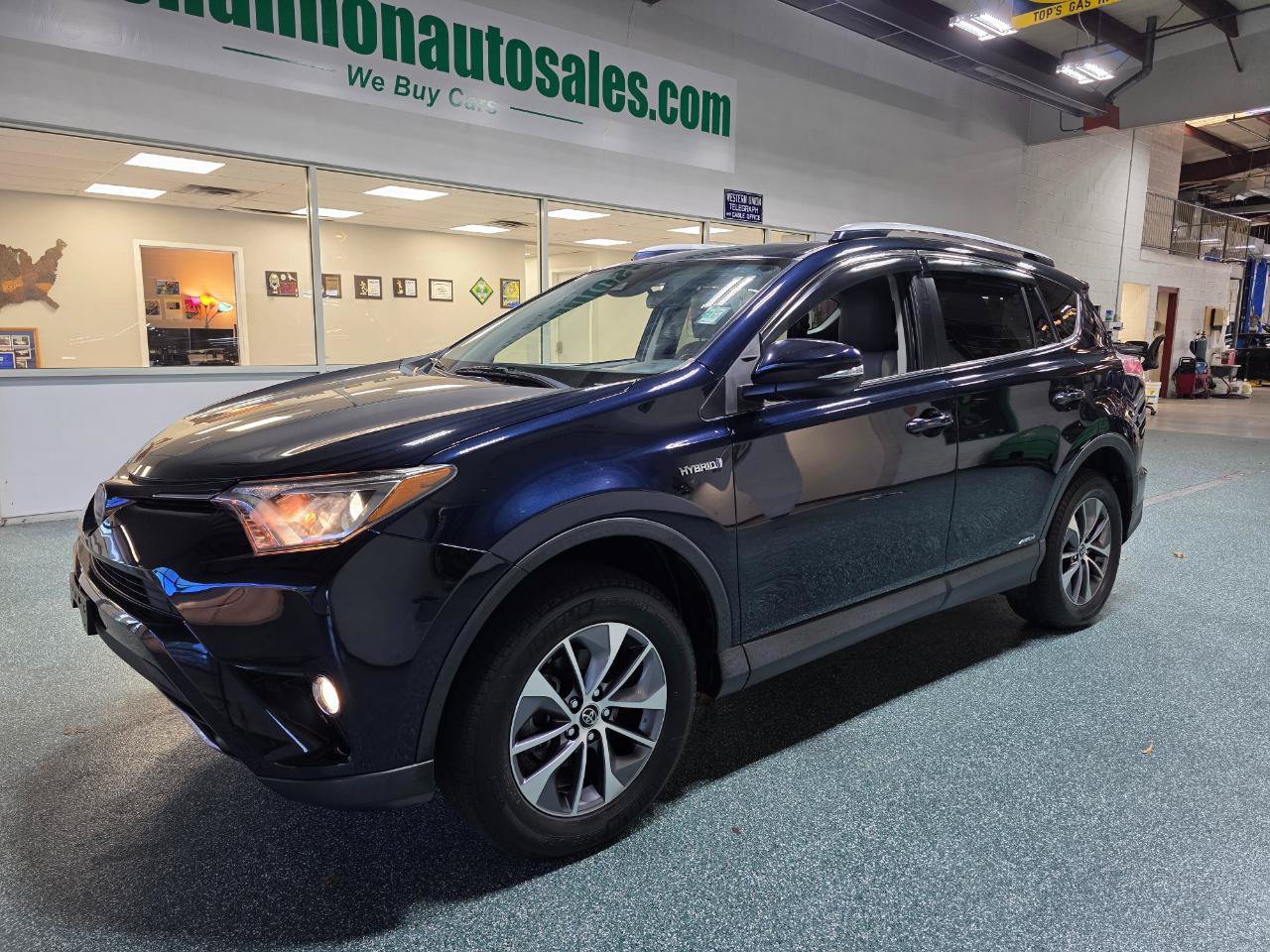 Used 2018 Toyota RAV4 XLE AWD/4WD image 2