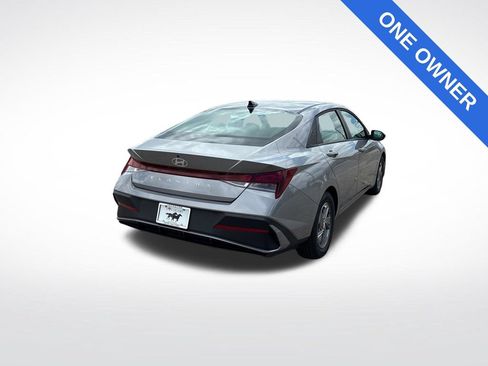 Used 2025 Hyundai Elantra SE FWD image 3