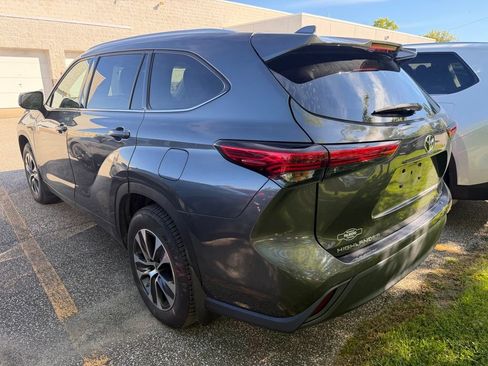 Used 2022 Toyota Highlander XLE AWD/4WD image 5