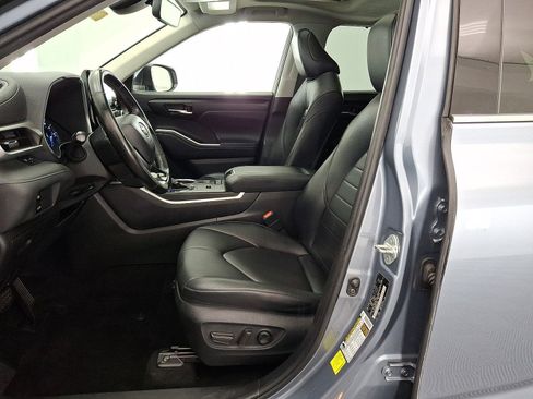 Used 2021 Toyota Highlander XLE AWD/4WD image 3