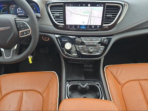 Used 2025 Chrysler Pacifica Pinnacle FWD image 9
