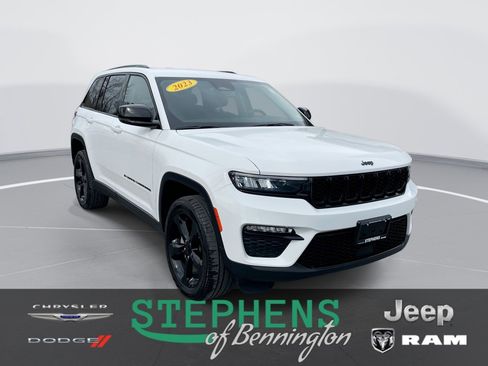Used 2023 Jeep Grand Cherokee Limited w/ Black Appearance Package AWD/4WD image 1