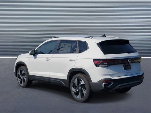 New 2026 Volkswagen Taos SE image 4