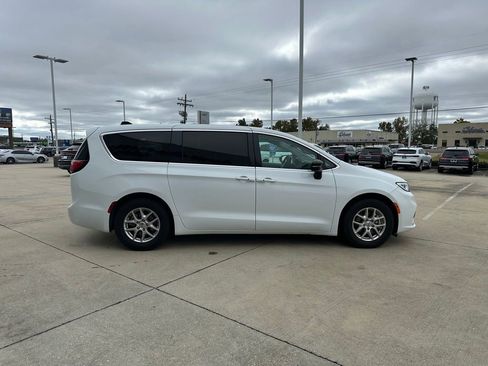 Used 2024 Chrysler Pacifica Touring-L image 6