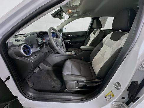 Used 2025 Chevrolet Trax LS FWD image 13